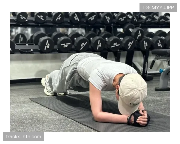 熊朝忠训练完蹲路边啃馒头，这自律谁顶得住啊